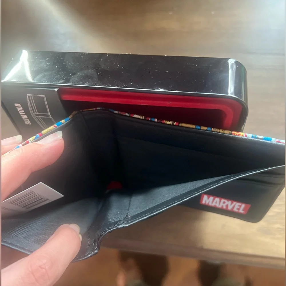 Marvel Captain America Bifold Slimfold Men Wallet In Collectible Tin Case NEW